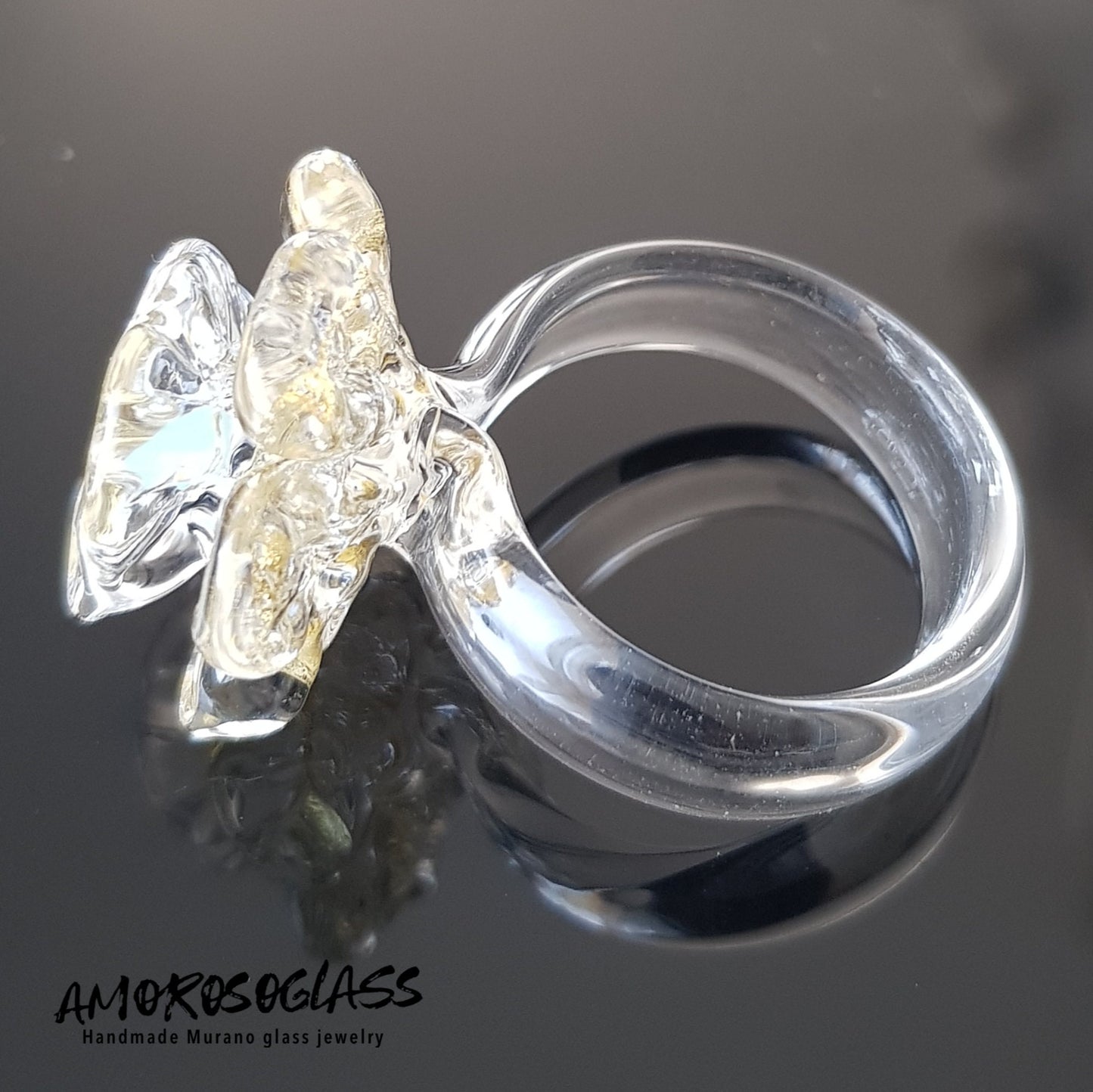 Anello BEATRICE in vetro di Murano a forma di fiore con foglia oro 24kt e puntino centrale colore celeste in pasta.