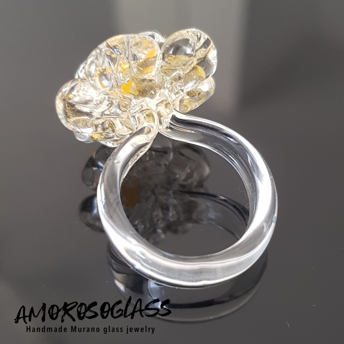 Anello BEATRICE in vetro di Murano a forma di fiore con foglia oro 24kt e puntino centrale colore giallo in pasta.