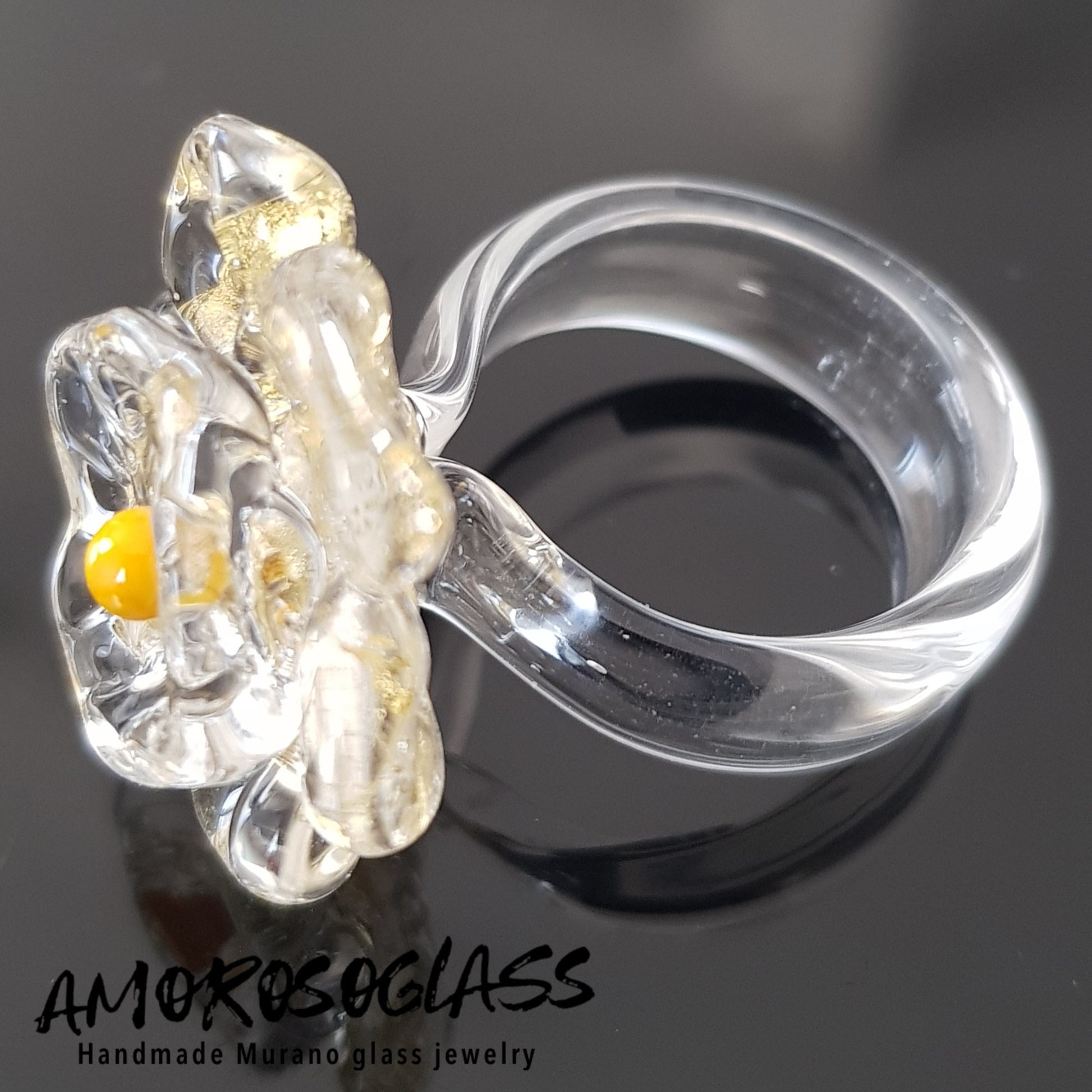 Anello BEATRICE in vetro di Murano a forma di fiore con foglia oro 24kt e puntino centrale colore giallo in pasta.