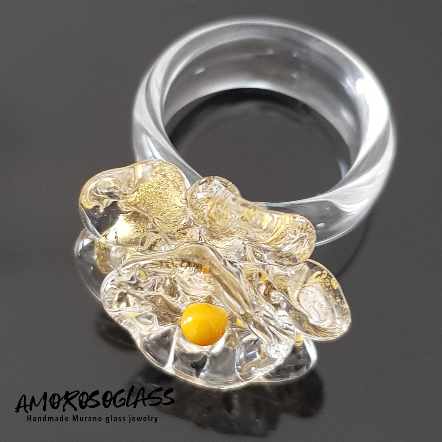 Anello BEATRICE in vetro di Murano a forma di fiore con foglia oro 24kt e puntino centrale colore giallo in pasta.