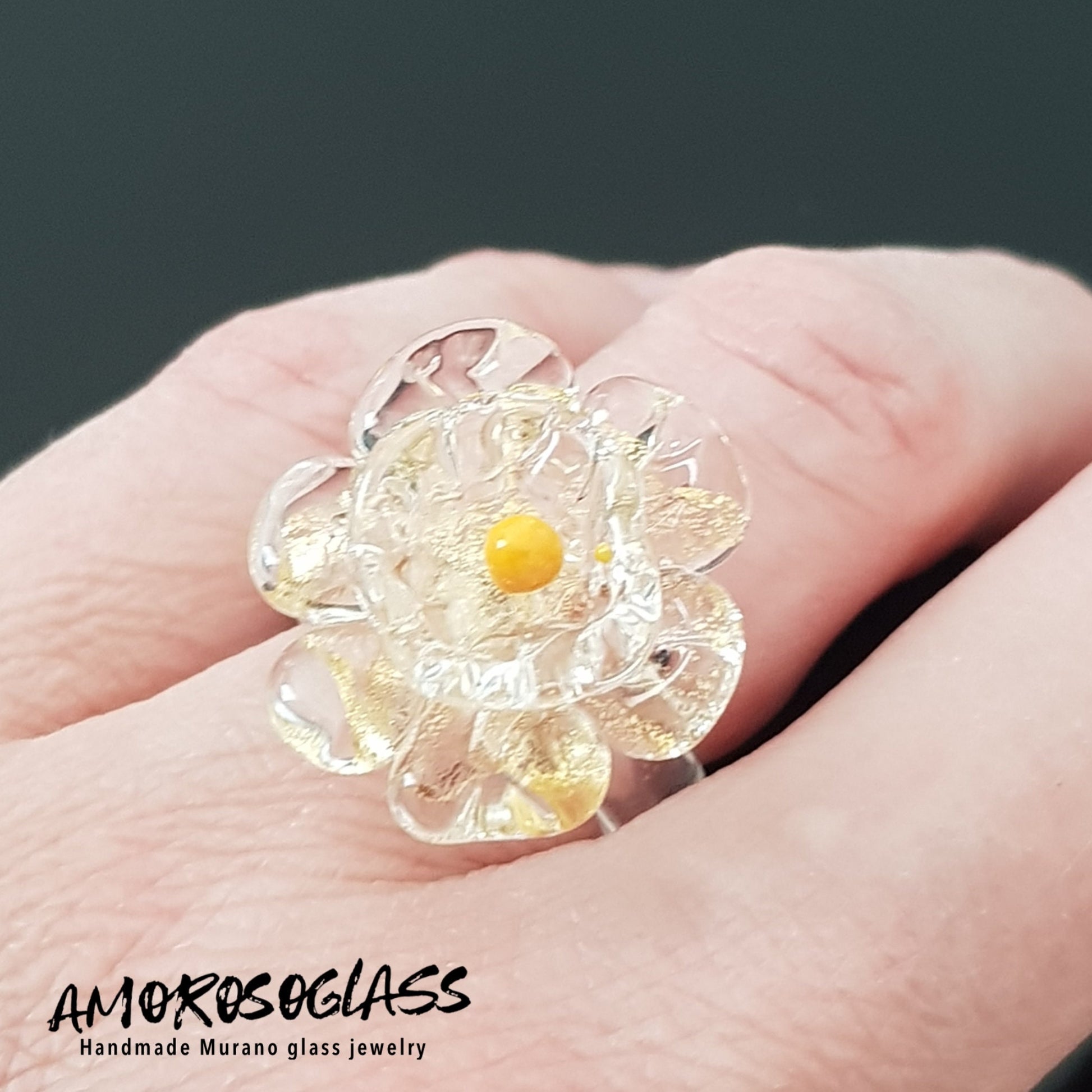 Anello BEATRICE in vetro di Murano a forma di fiore con foglia oro 24kt e puntino centrale colore giallo in pasta.