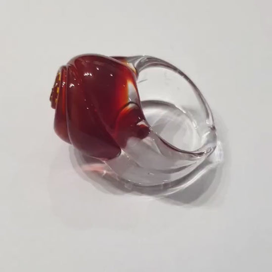 Anello BOCCIOLO in vetro di Murano colore rosso intenso trasparente con base anello in cristallo trasparente.